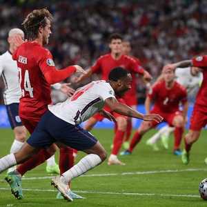 لحظة سقوط ستيرلنغ أمام الدنمارك