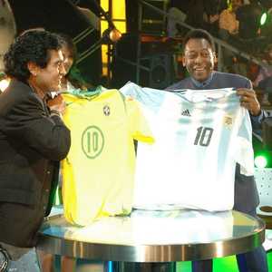 أرشيفية.. نجما الكرة بيليه ومارادونا