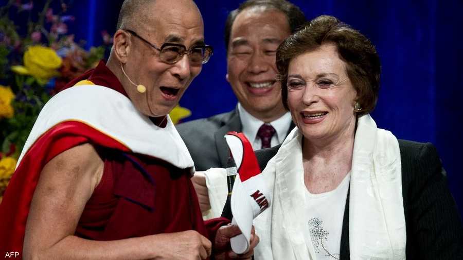 التقت خلال مسيرتها بقادة وشخصيات سياسية وفنية ودينية مهمة، من بينها الـ"دالاي لاما".