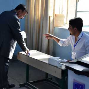 صورة أرشيفية لناخب عراقي يدلي بصوته