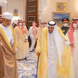 الملك سلمان مستقبلا هيثم بن طارق في نيوم