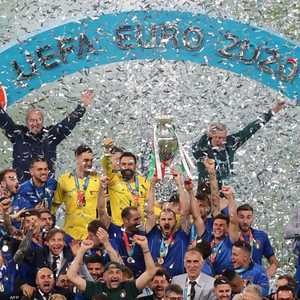 لاعبو المنتخب الإيطالي يحتفلون بالظفر باللقب.