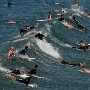 الحر دفع المئات إلى شواطئ البحار.