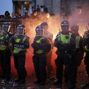 أفراد من الشرطة البريطانية يتصدون لمشجعين مشاغبين.