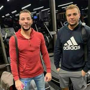 المطرب المصري رامي صبري وشقيقه إلى جواره