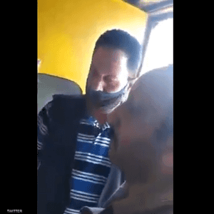 لقطة من الفيديو الذي وثق الاعتداء على مصري على يد "كمسري"