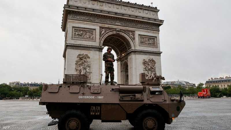 دبابة فرنسية أمام قوس النصر
