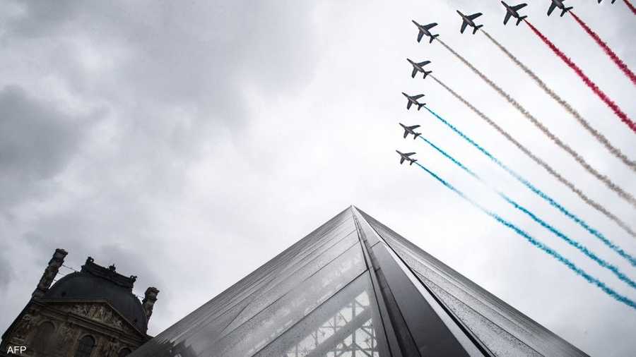 القوة الجوية الفرنسية تستعرض طائراتها فوق متحف اللوفر