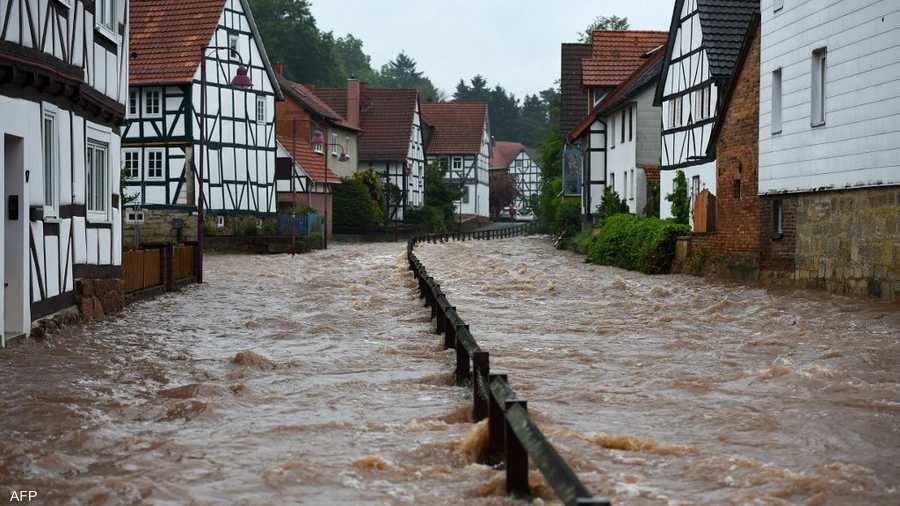 وفي ألمانيا، حذر مسؤولون من "عواصف شديدة" في منطقة إيفل جنوب غربي كولونيا، بسبب هطول الأمطار.