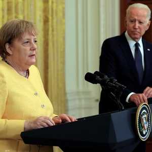 بايدن وميركل خلال مؤتمر صحفي بالبيت الأبيض.