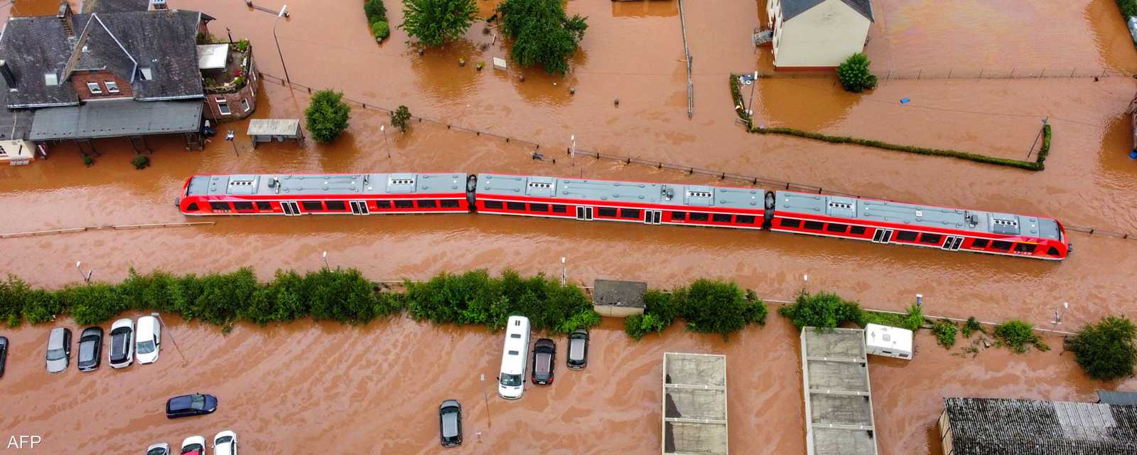 مياه الفيضانات تحاصر قطارا في مدينة كورديل غربي ألمانيا