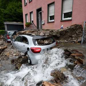 طين الفيضانات طمر السيارات في ألمانيا