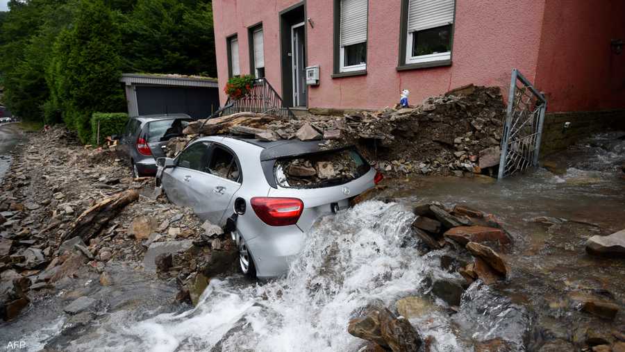 طين الفيضانات طمر سيارات وأتلفها