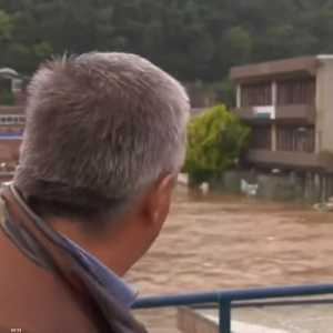 المنزل انهار أثناء اللقاء مع عمدة المدينة بشأن الفيضانات