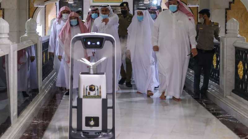 بالفيديو.. روبوت ذكي لتعقيم المسجد الحرام وتوزيع ماء زمزم | سكاي نيوز عربية