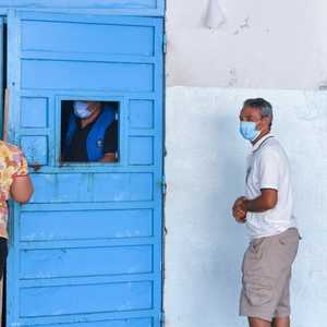 تونسيون خارج مدخل للطوارئ في مستشفى