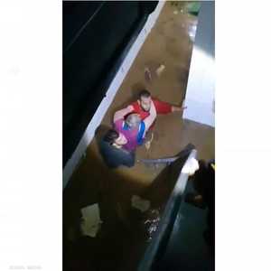 فيديو لمغربي ينقذ سيدة مسنة من الغرق