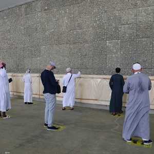 الحجاج يرمون جمرة العقبة الكبرى في أول أيام عيد الأضحى.