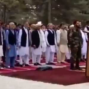 غني واصل الصلاة رغم دوي الانفجارات