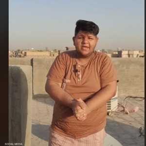 يشتهر الشاب اليافع عادل بمقاطع الفيديو التي يبثها