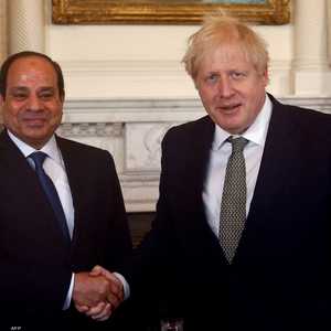 السيسي يصافح جونسون - صورة أرشيفية