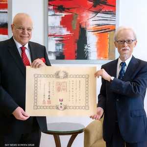 رجب يتسلم وسام الشمس المشرقة من السفير الياباني لدى مصر