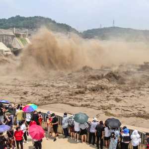 السد الذي تم تدميره في لقطة أرشيفية