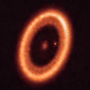 العلماء يرصدون ولادة قمر لكوكب بعيد