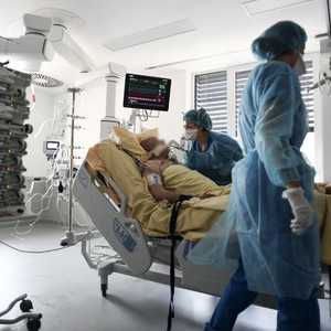 أرشيفية.. مصاب بكورونا في أحد مستشفيات العاصمة الفرنسية