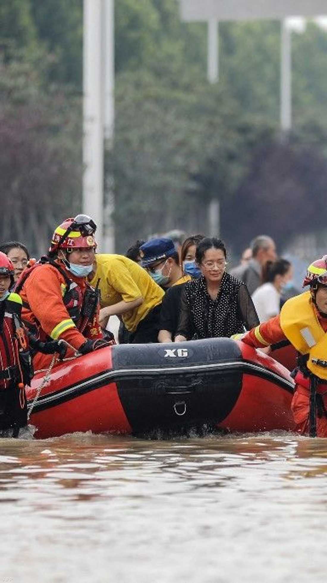 تعمل فرق الإنقاذ على مساعدة المواطنين