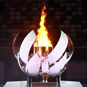 ناومي أوسكا توقد المرجل الأولمبي