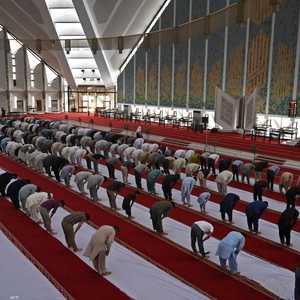 مصلون بمسجد في باكستان - أرشيفية