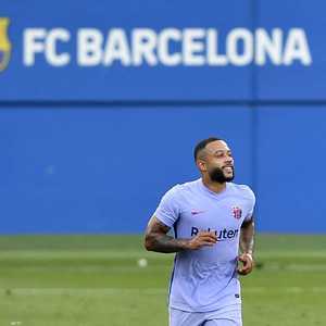 ديباري يحتفل بعد إحرازه أول هدف مع برشلونة.