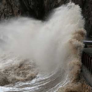 الأمواج عالية للغاية في المناطق الساحلية للصين- أرشيف