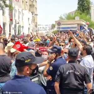 رفع المتظاهرون شعارات ضد الحكومة