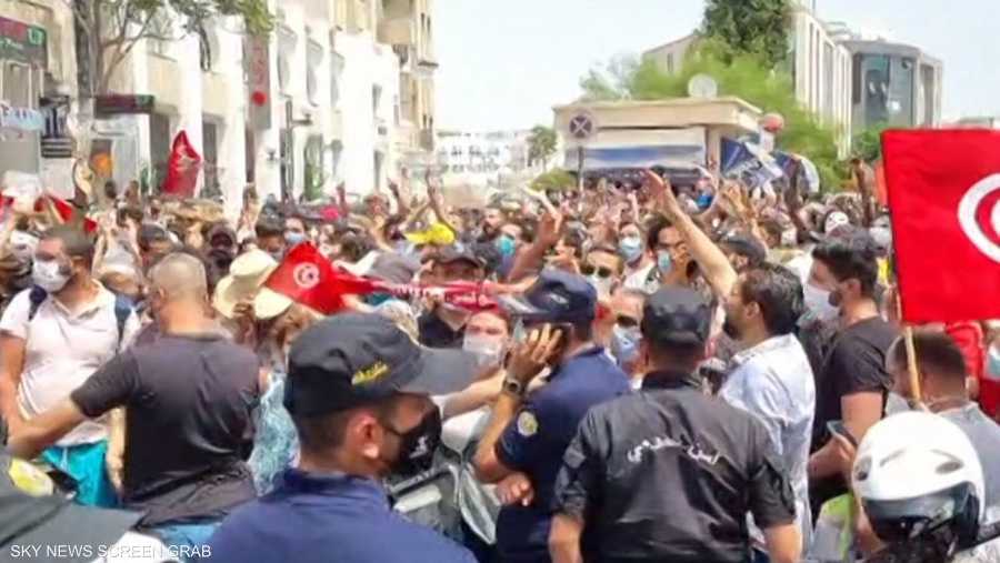 احتجاجات في تونس بسبب الأوضاع الاقتصادية والسياسية