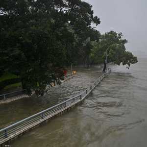 اقتلع الإعصار إن-فا الأشجار وأغرق المدن