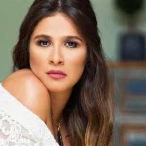 الفنانة ياسمين عبد العزيز