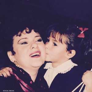 إيمي ووالدتها دلال عبد العزيز