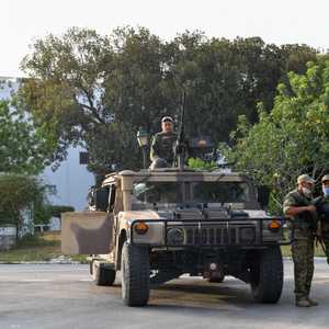 الجيش التونسي يغلق الطرقات أمام البرلمان