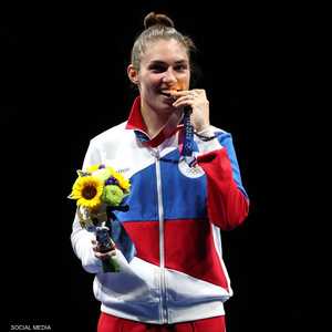 الفائزون بالميداليات يواصلون عضها في "طوكيو 2020"