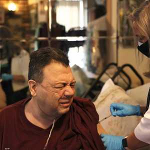 أحد سكان نيويورك يتلقى لقاح "جونسون أند جونسون"