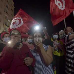 تونسيون يشاركون في مظاهرة دعما للرئيس قيس سعيد.