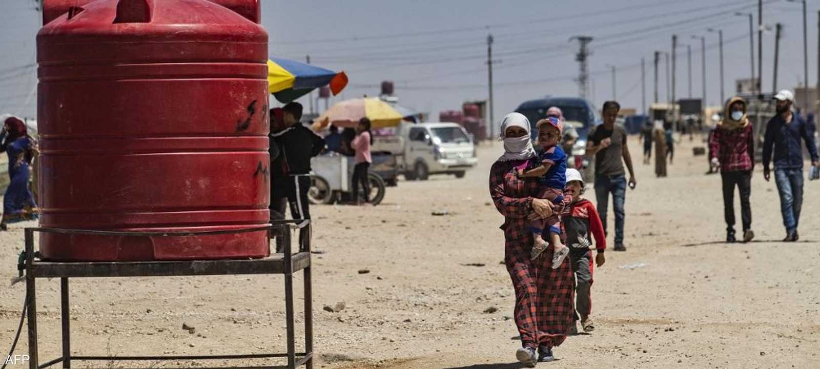 لاجئون سوريون على الحدود مع تركيا.