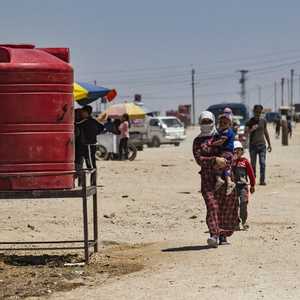 لاجئون سوريون على الحدود مع تركيا.