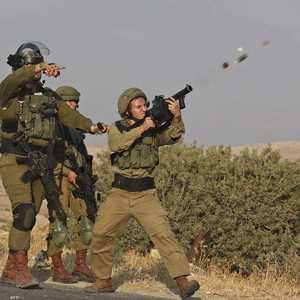 جنود إسرائيليون يطلقون النار على متظاهرين فلسطينيين.