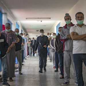 مواطنون في أحد مراكز تلقي اللقاح في المغرب.