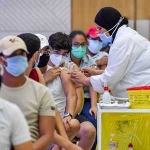 تونسيون يتلقون اللقاح المضاد لفيروس كورونا.