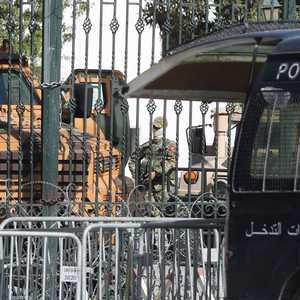 قوات تونسية أمام البرلمان