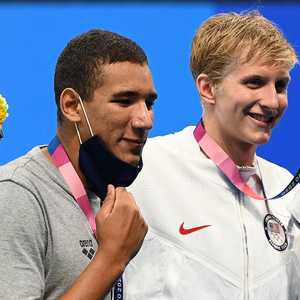 السباح التونسي أحمد الحفناوي متوجا بالذهب في أولمبياد طوكيو